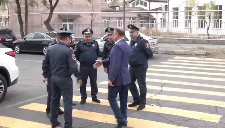 Ոստիկանը «չեստ տվեց» Սեյրան Օհանյանին (Տեսանյութ)