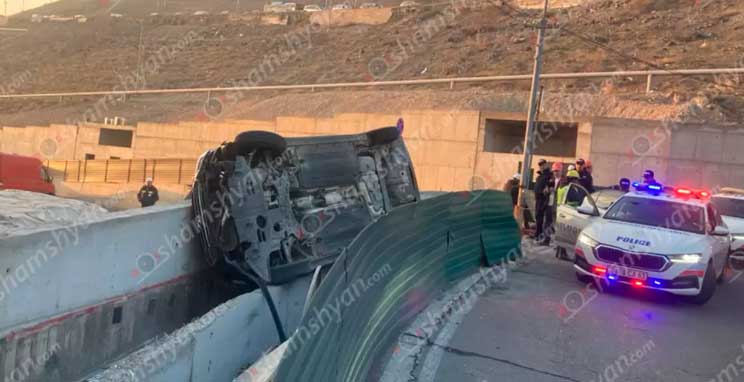 Կասկադյորական ավտովթար՝ Երևանում. 23-ամյա վարորդը բախվել է երկաթե պաշտպանիչ պատնեշին՝ հայտնվելով կառուցվող էլիտար շենքերի տարածքում