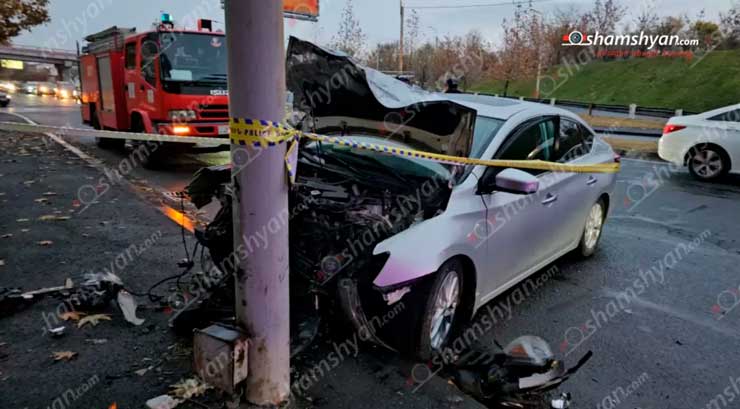 Ավտովթար՝ Երևանում. Toyota-ն անցել է բաժանարար գոտի, կոտրել ծառն ու հայտնվել հանդիպակաց երթևեկելի գոտում. կան վիրավորներ