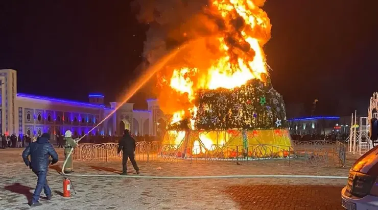 Ղազախստանում տղամարդն այրել է քաղաքի տոնածառը