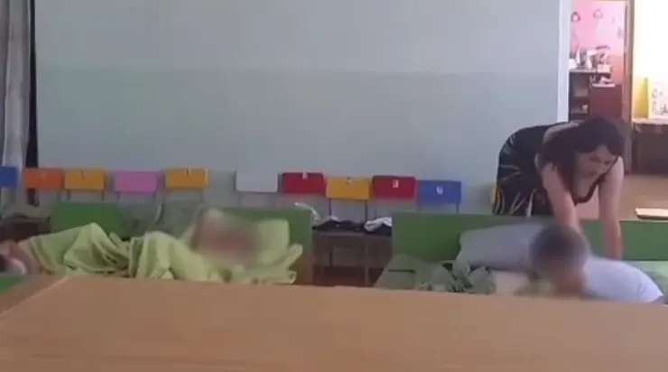 Մանկապարտեզում դաստիարակը ծեծել է քնելու պառկած երեխային (Տեսանյութ)