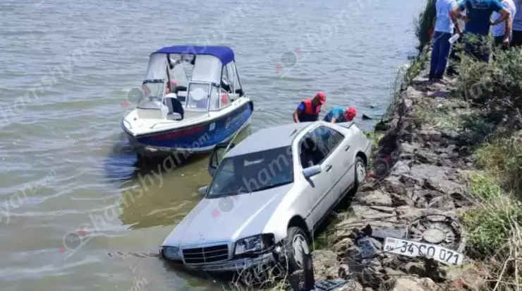 Արտակարգ դեպք, Mercedes-ը կոտրել է արգելապատնեշներն ու հայտնվել Սևանա լճում