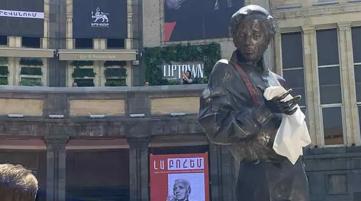 Երևանում բացվեց Շառլ Ազնավուրի արձանը
