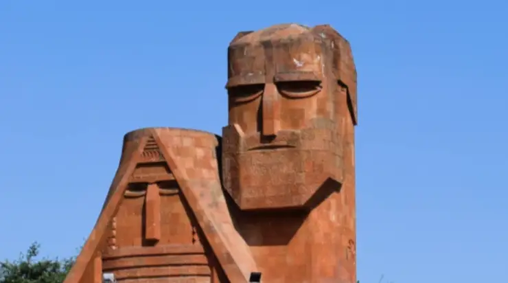 «Տատիկ-պապիկ» հուշարձանը պետք է ապամոնտաժվի. ադրբեջանցի պատգամավոր